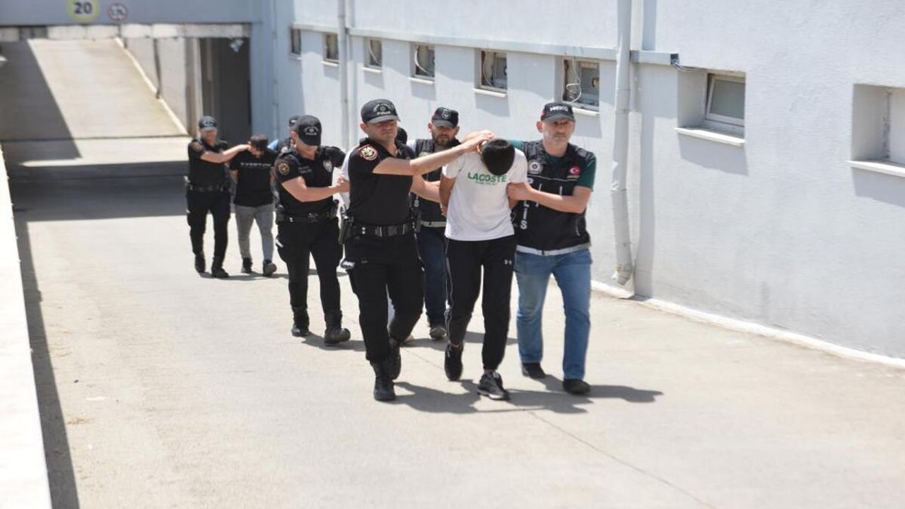 Narkotik Polisleri Kamyonette Kilolarca Esrar Ele Geçirdi !