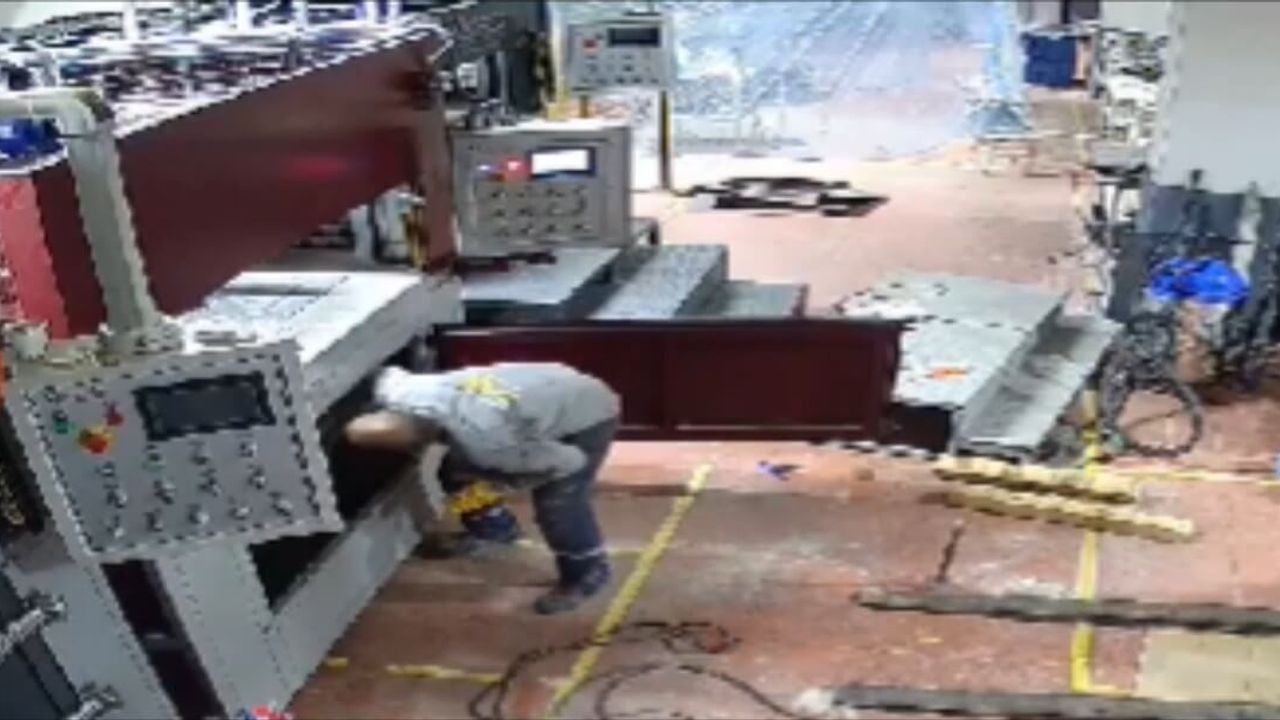 İş Makinasının İçinde Can Veren Fabrika Sahibinin Görüntüleri...