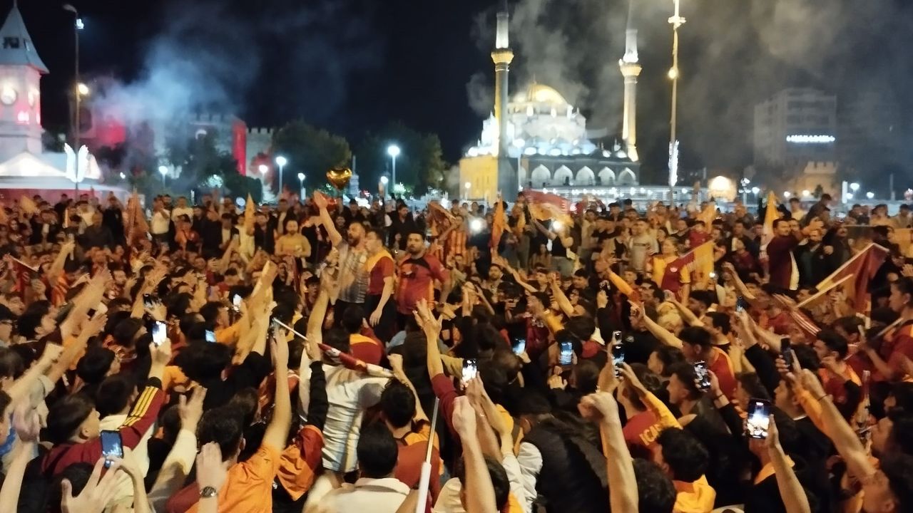 Kayserililer Meydana Akın Etti! Şampiyonluğu Böyle Kutladılar...