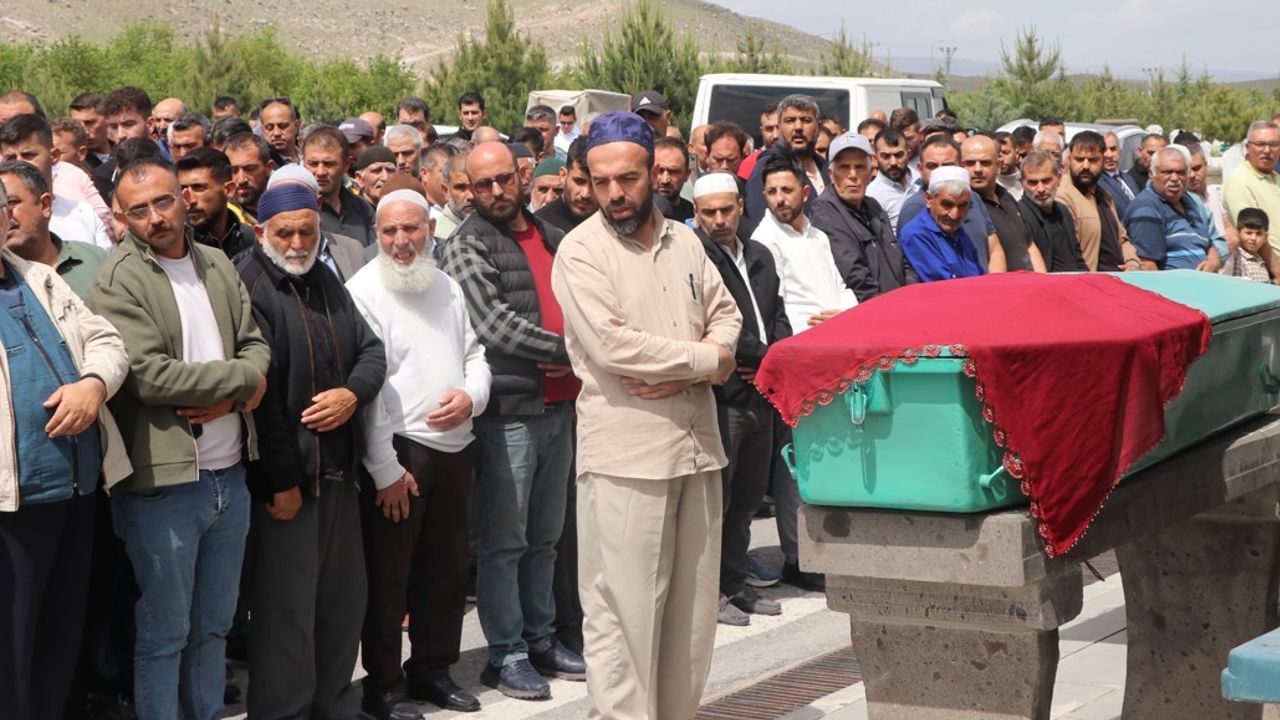 Genç Anne Toprağa Verildi! Şoför Tutuklandı