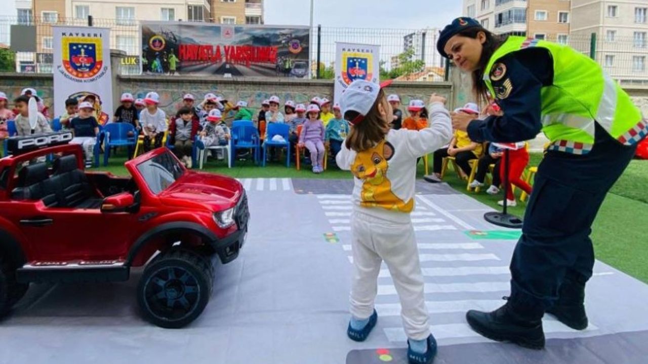 Kayseri’de ‘Hayatla Yarışılmaz’ Sloganlı Eğitim