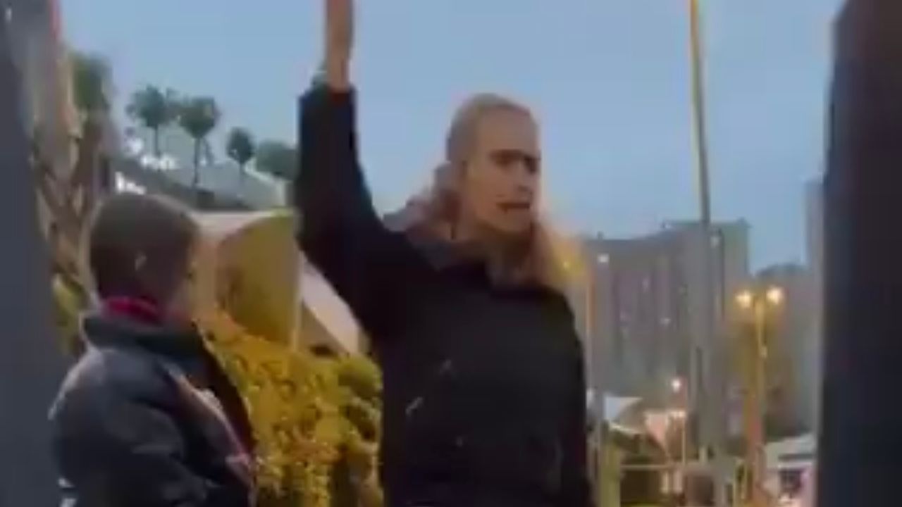Kızına Şiddet Uyguladı, Sokak Ortasında Bırakıp Gitti
