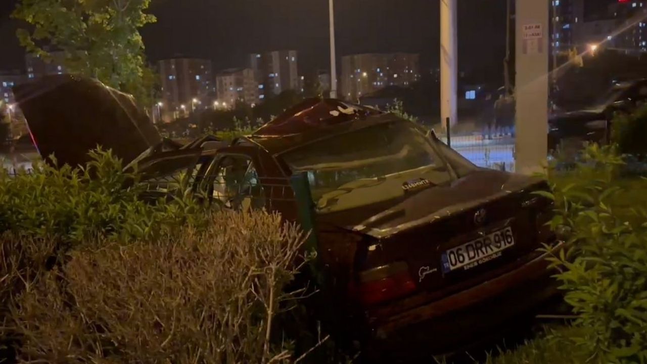 Tramvay Yoluna Giren Araç Hurdaya Döndü!
