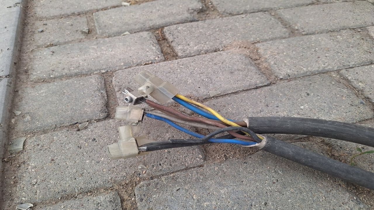 Elektrik Kabloları Ölüm Tehlikesi Saçıyor!