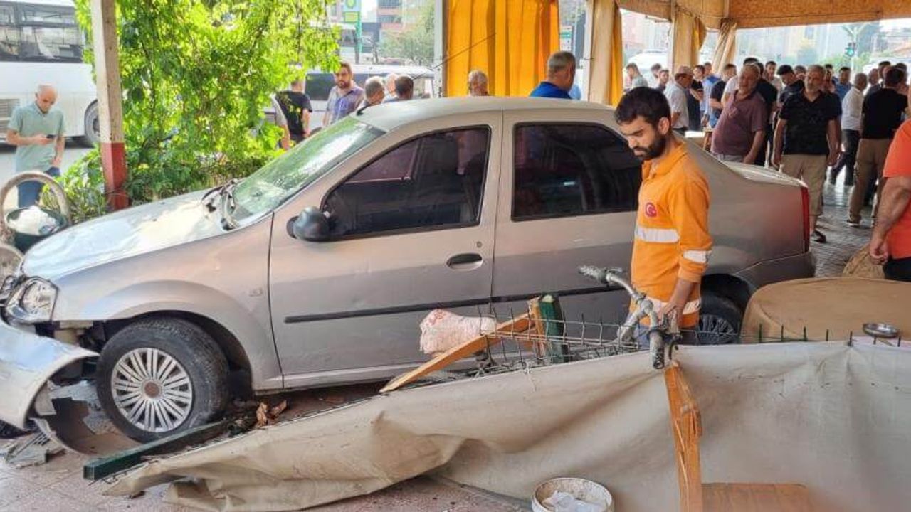 Otomobil Kahvehaneye Daldı: Çok Sayıda Yaralı Var! O Anlar Kamerada