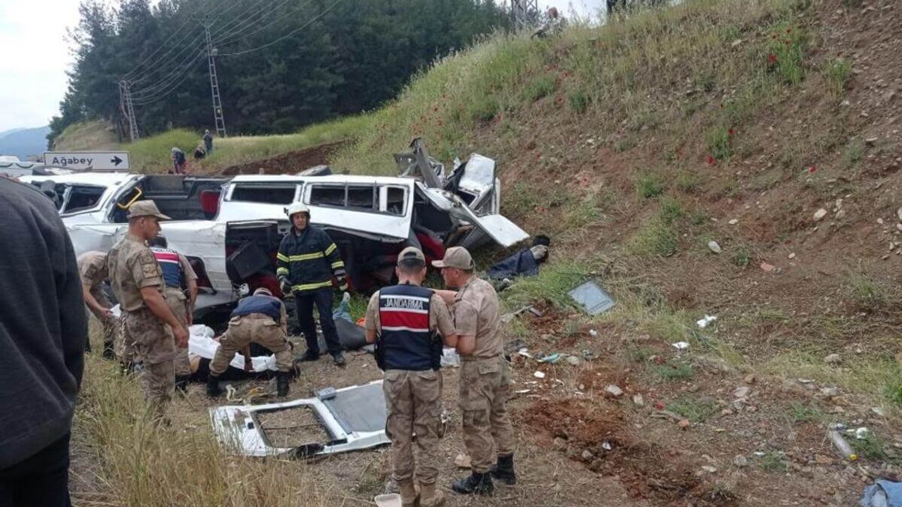 TIR Yolcu Midibüsünü Biçti: Çok Sayıda Ölü Var!