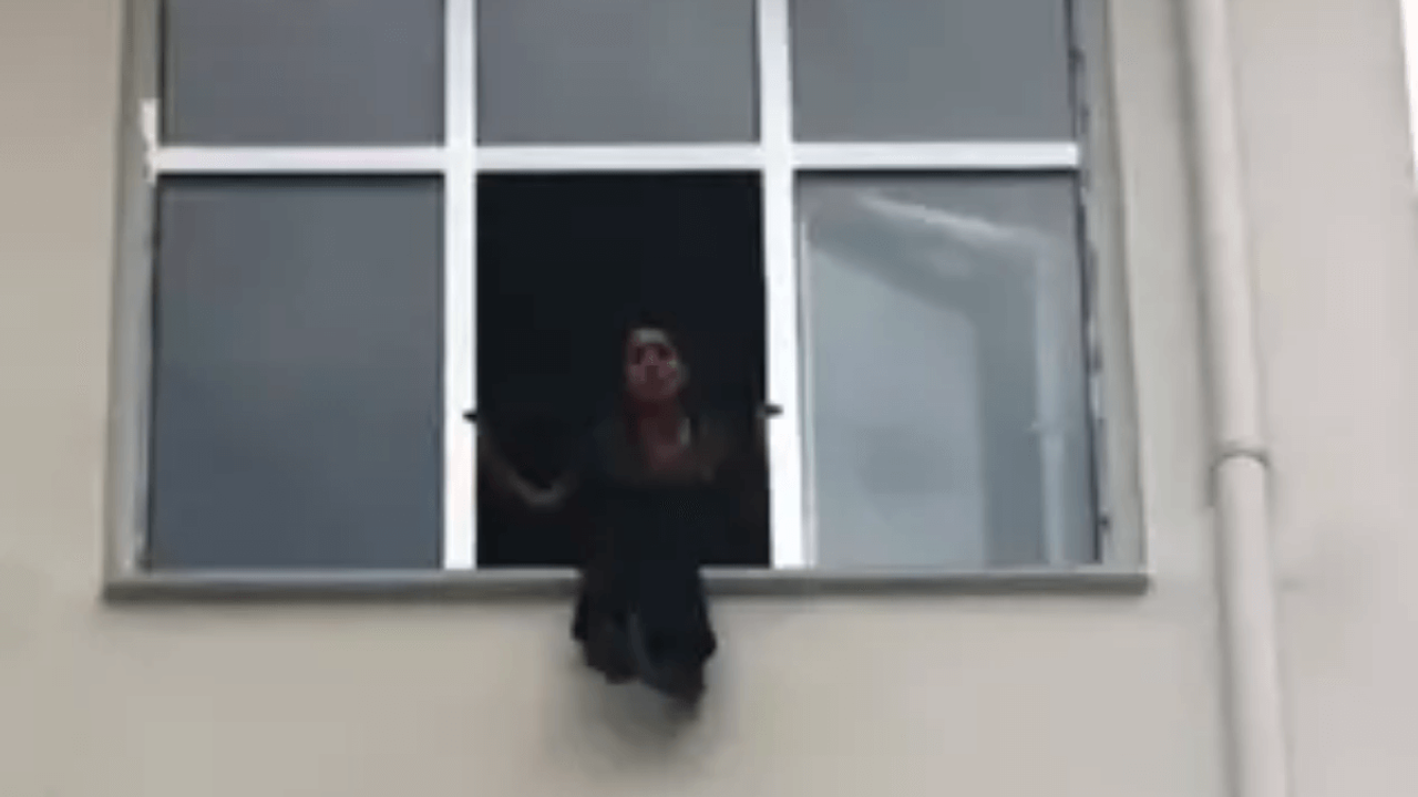 Okulda Korkutan Olay! Pencereye Çıkıp Atlamaya Kalkıştı!
