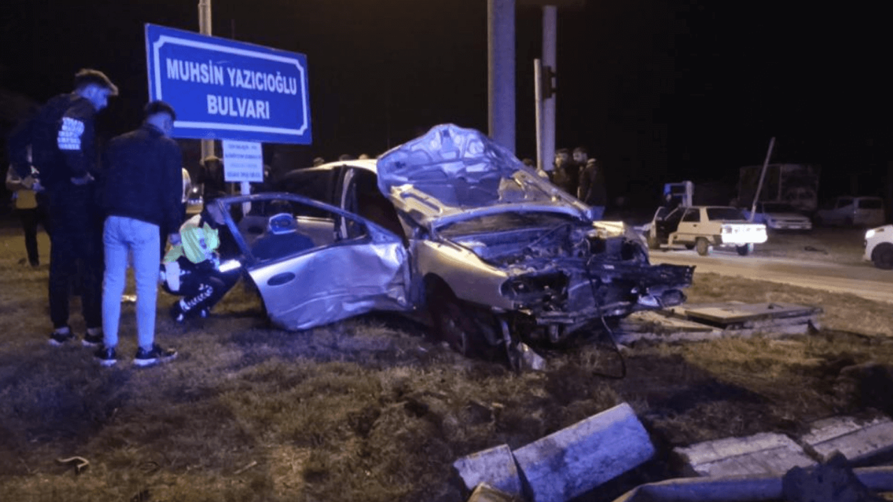 Korkunç Kaza: Sinyalizasyon Direğine Çarptı!