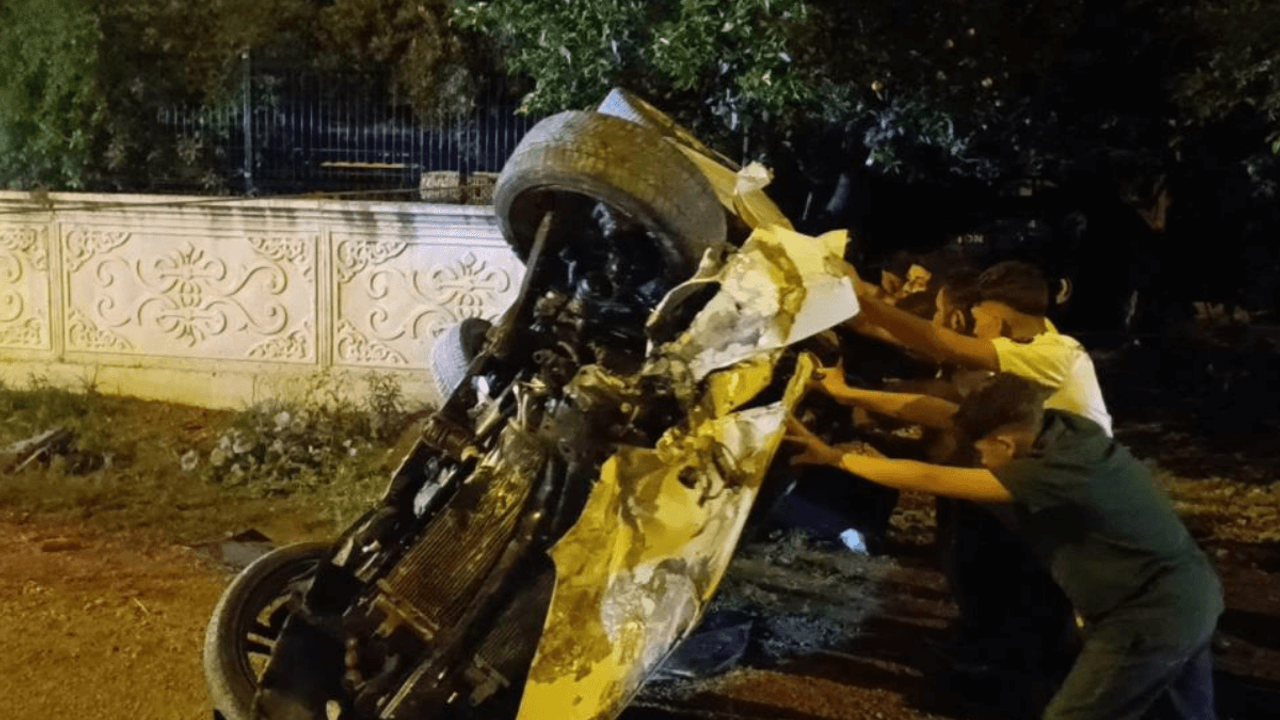 Park Halindeki Araca Çarparak Takla Attı: 2 Yaralı