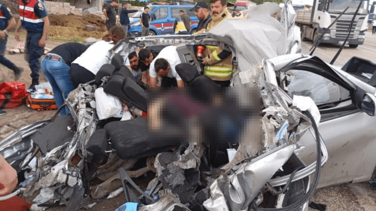 Feci Kaza! Otomobil İle Tır Çarpıştı: 2 Ölü, 3 Yaralı