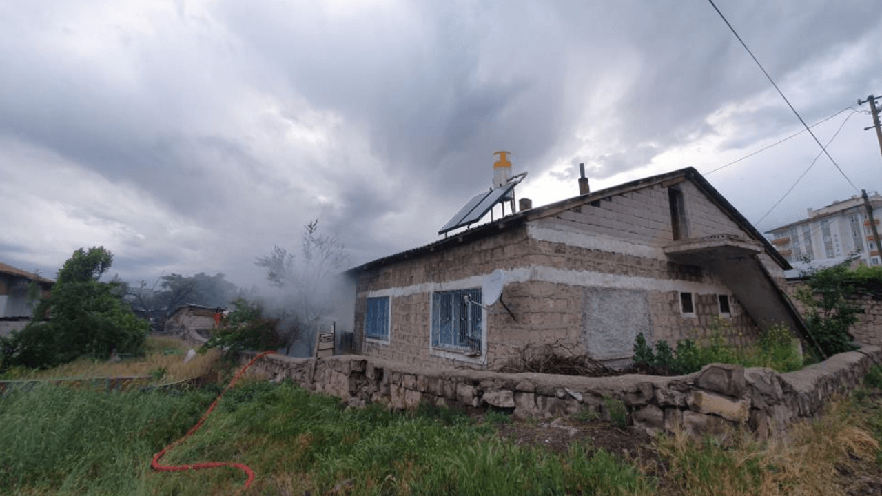 Kayseri'de Müstakil Evde Korkutan Yangın!