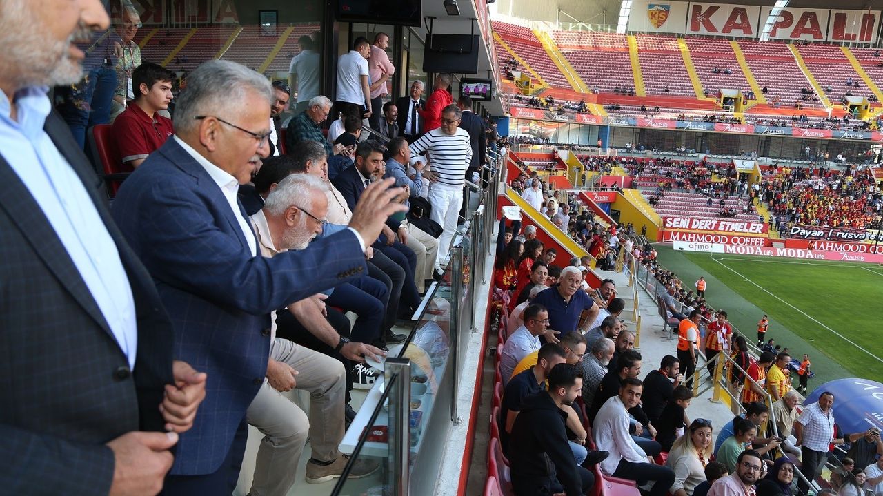 Kayserispor'lu Taraftarlar Memduh Büyükkılıç'a İsyan Etti: Ayıptır!