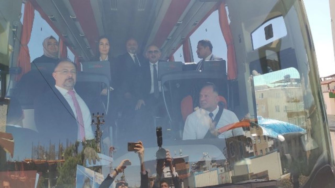 Bu Otobüste Herkes Var, Bakan Özhaseki, Vali, Milletvekilleri…