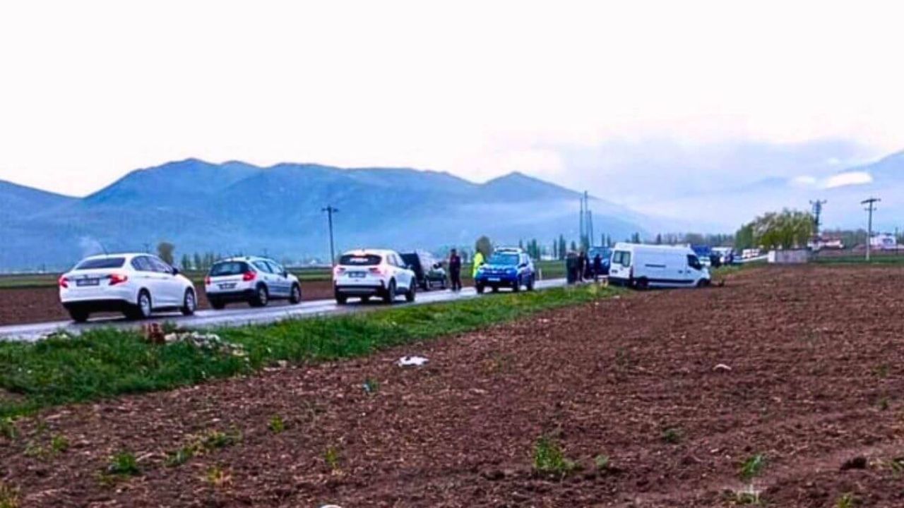 Korkunç Kaza! Minibüs ile Kafa Kafaya Çarpıştı!