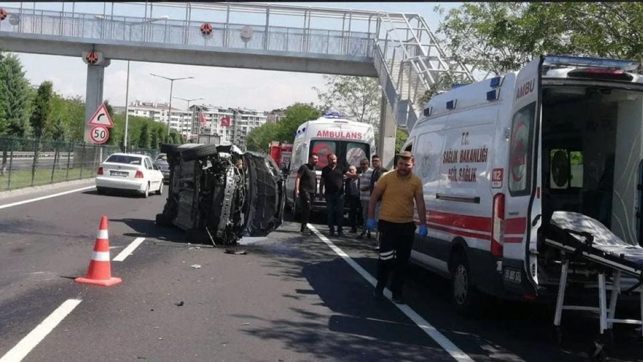 Önce Bariyerlere Çarptı Sonra Yan Yattı: Yaralılar Var!
