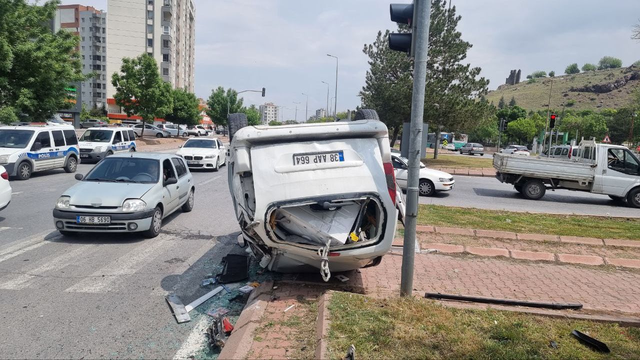 Kayseri’de Refüje Çarpan Araç Ters Döndü! Yaralılar Var