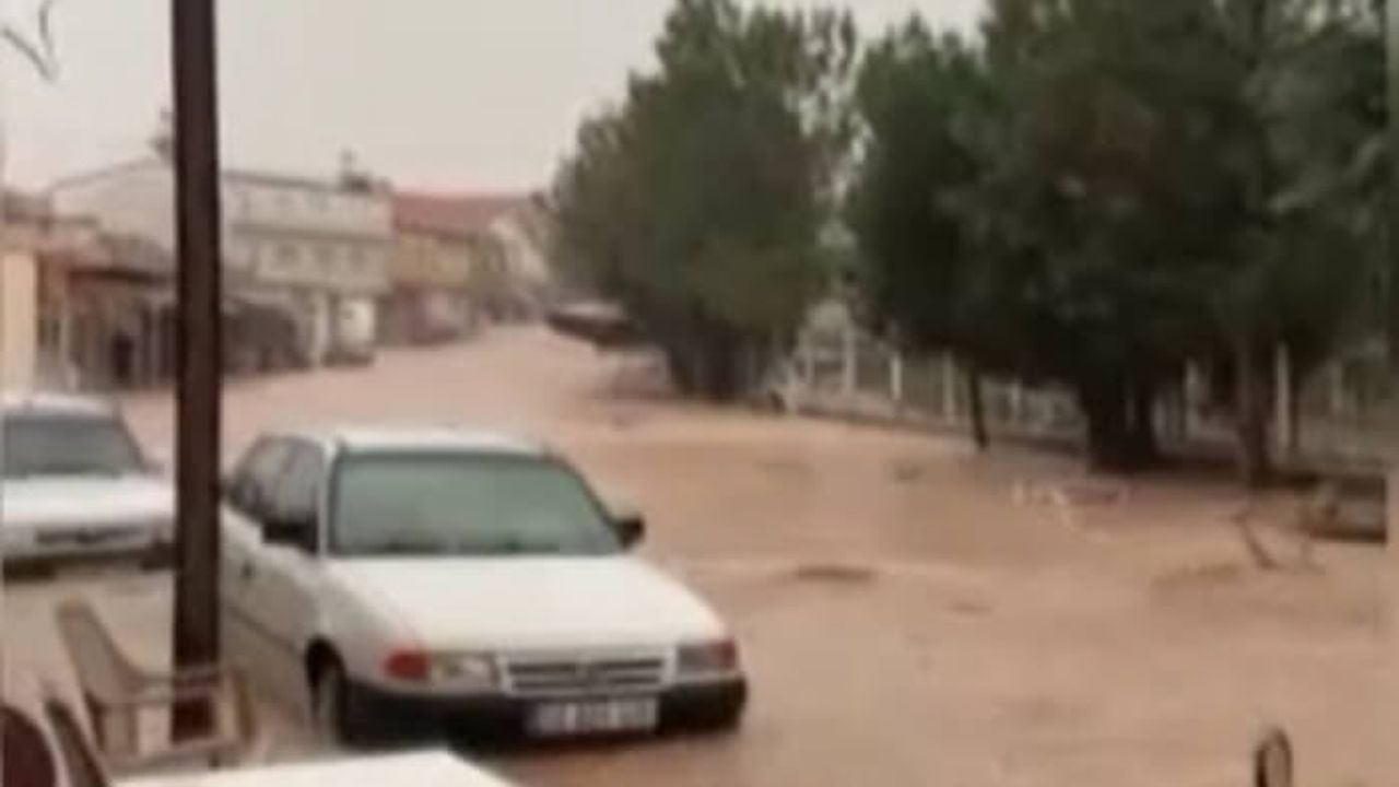 Şiddetli Sağanak Tarım Arazileri ve Yolları Vurdu! O Anlar Kamerada