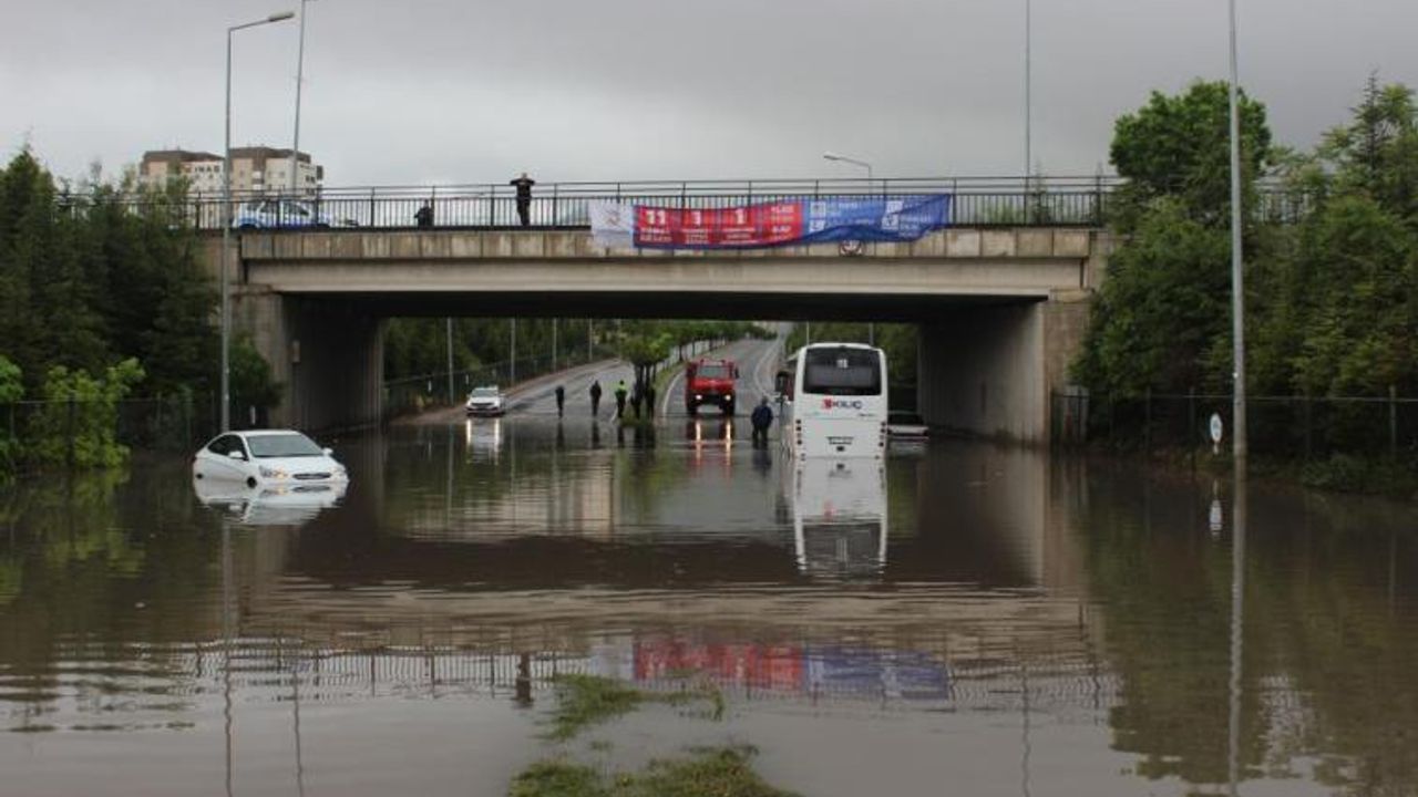 Kayseri'yi Sel Bastı! Araçlar Mahsur Kaldı
