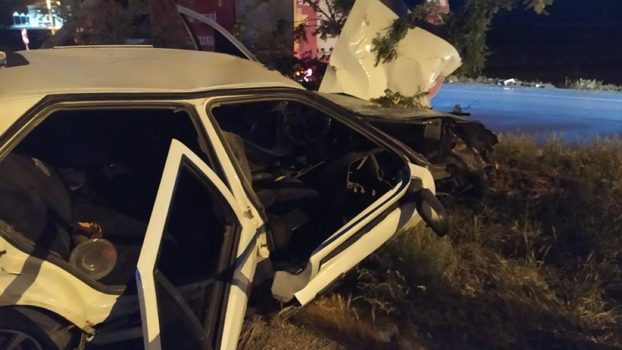 Direklere Çarpan Araç Hurdaya Döndü! Çok Sayıda Yaralı Var