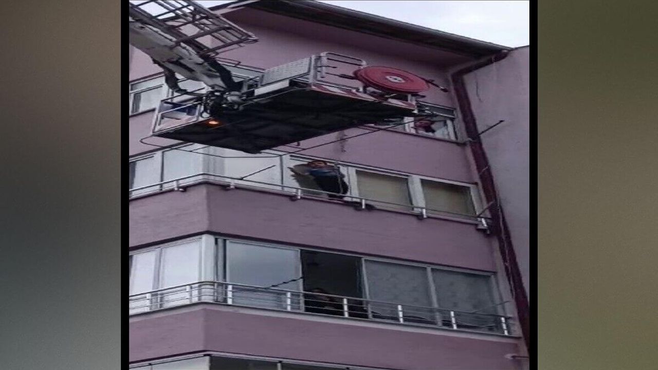 Korku Dolu Anlar! 7 Yaşındaki Çocuk Korkuluklarda Mahsur Kaldı!
