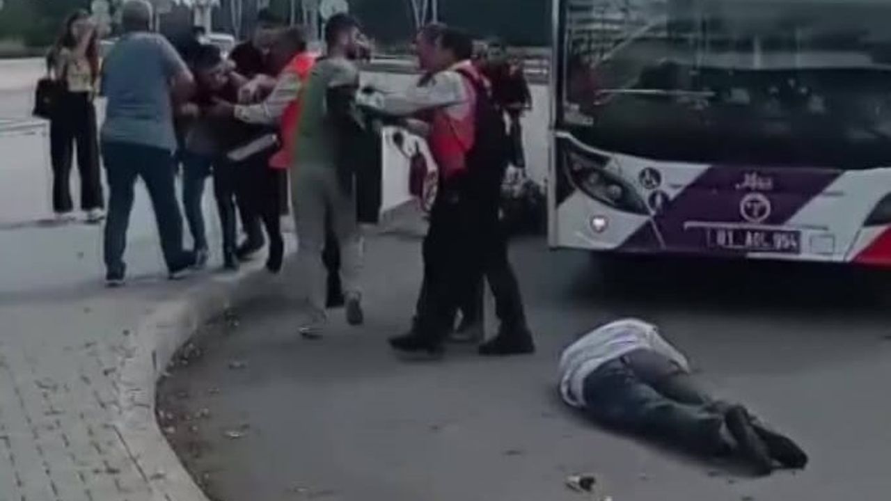 Otobüs Şoförünü Öldüresiye Dövdüler! İşte Görüntüleri