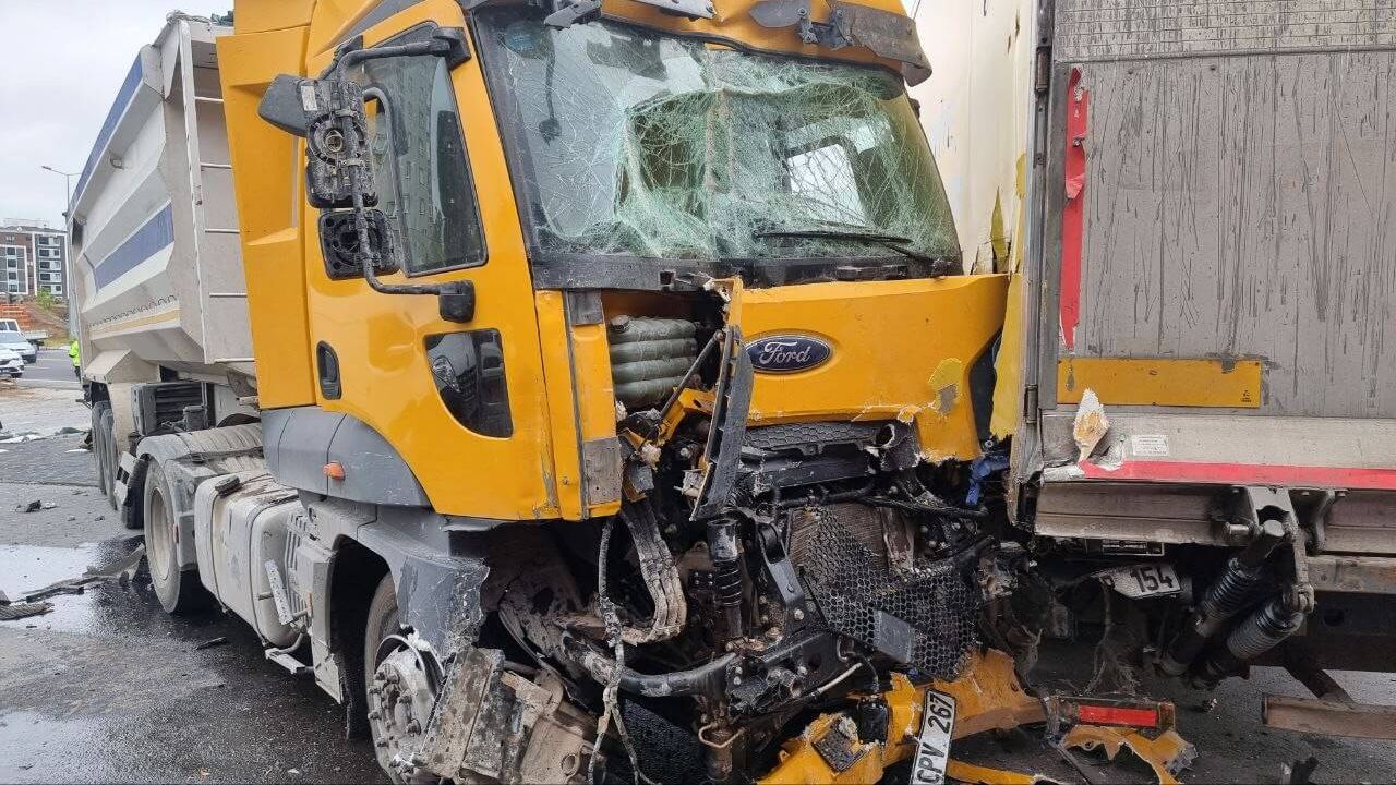 Kayseri’de Tır, 5 Aracı Ezerek Geçti – Çok sayıda yaralı var