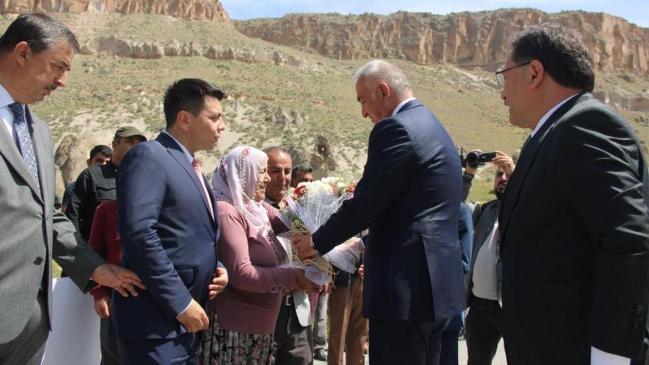Kayseri'ye Gelen Bakan Ersoy İlk O Mahalleyi Ziyaret Etti!