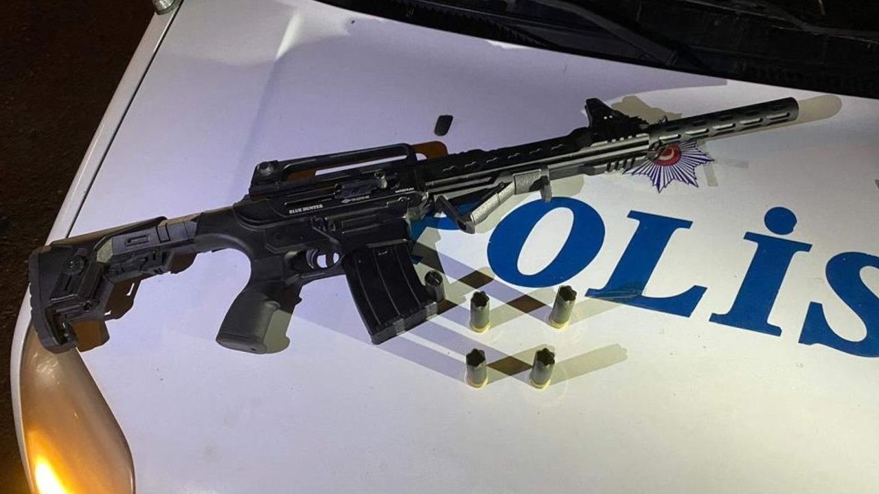 Polisin Şüphesi Dolu Çıktı! Şehrin Ortasında Uzun Namlulu Tüfek Yakalandı
