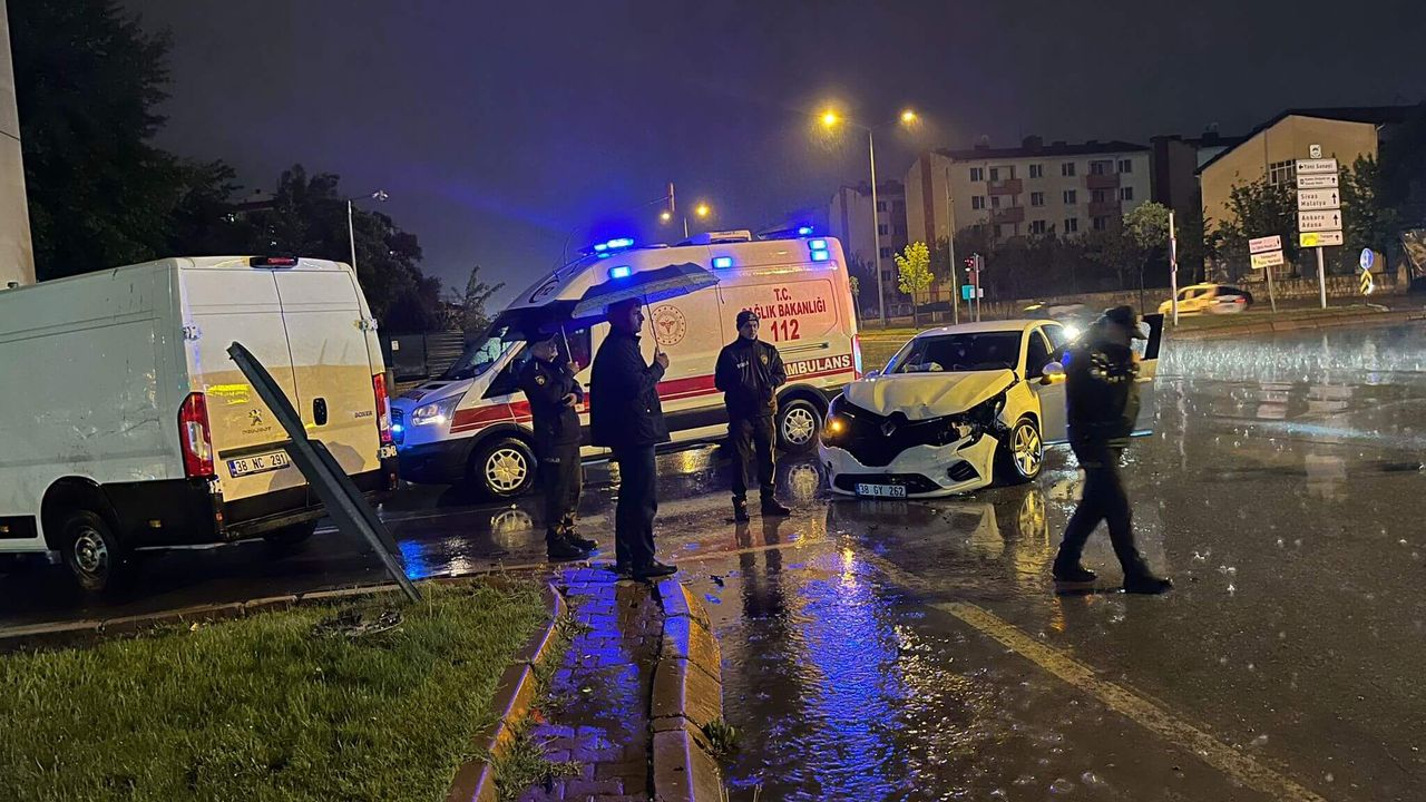 Sağanak Yağış Kazaya Neden Oldu: 2 Yaralı