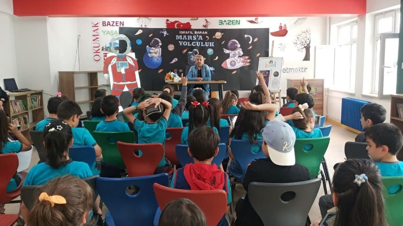 Ünlü Yazar Kayseri'de Minik Okurlarıyla Buluştu
