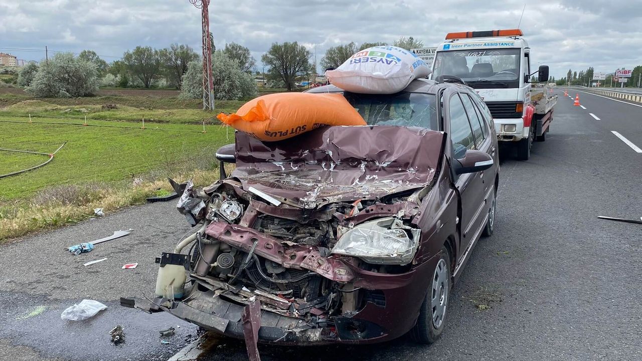 Kayseri’de Otomobil Kamyonete Çarptı: 3 Yaralı