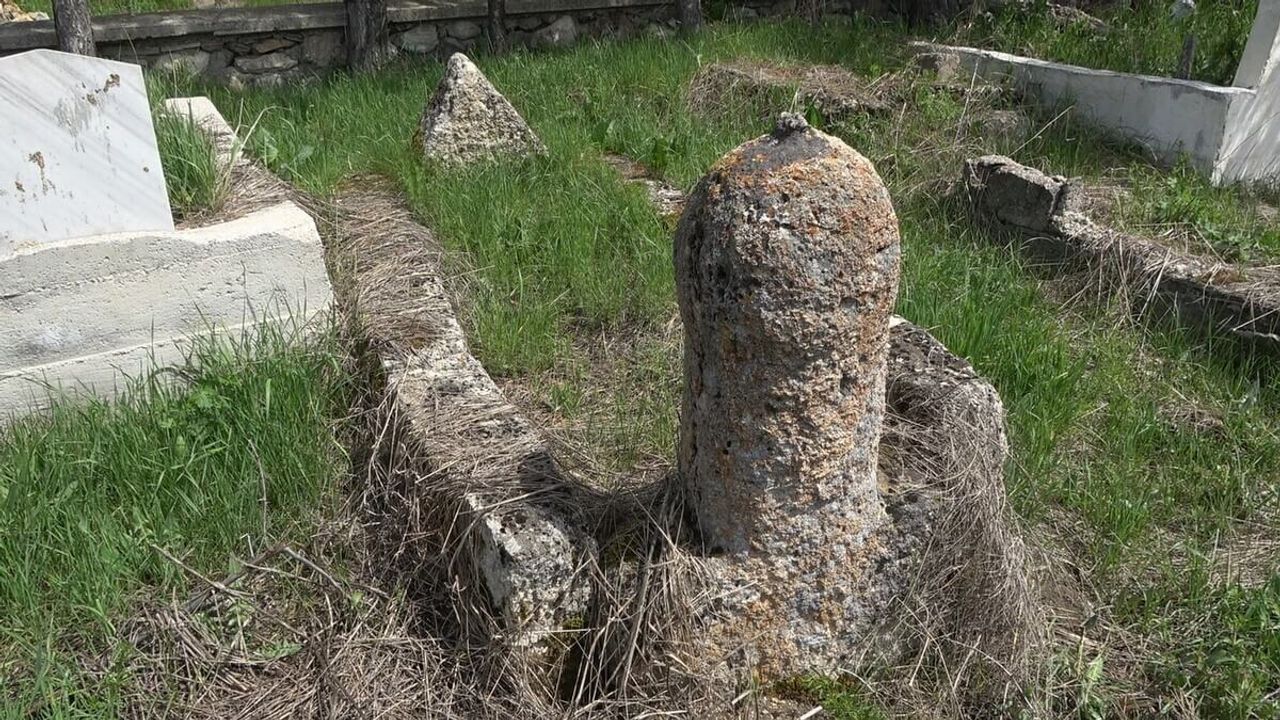 Yüzyıllık Mezar Merak Konusu Oldu!