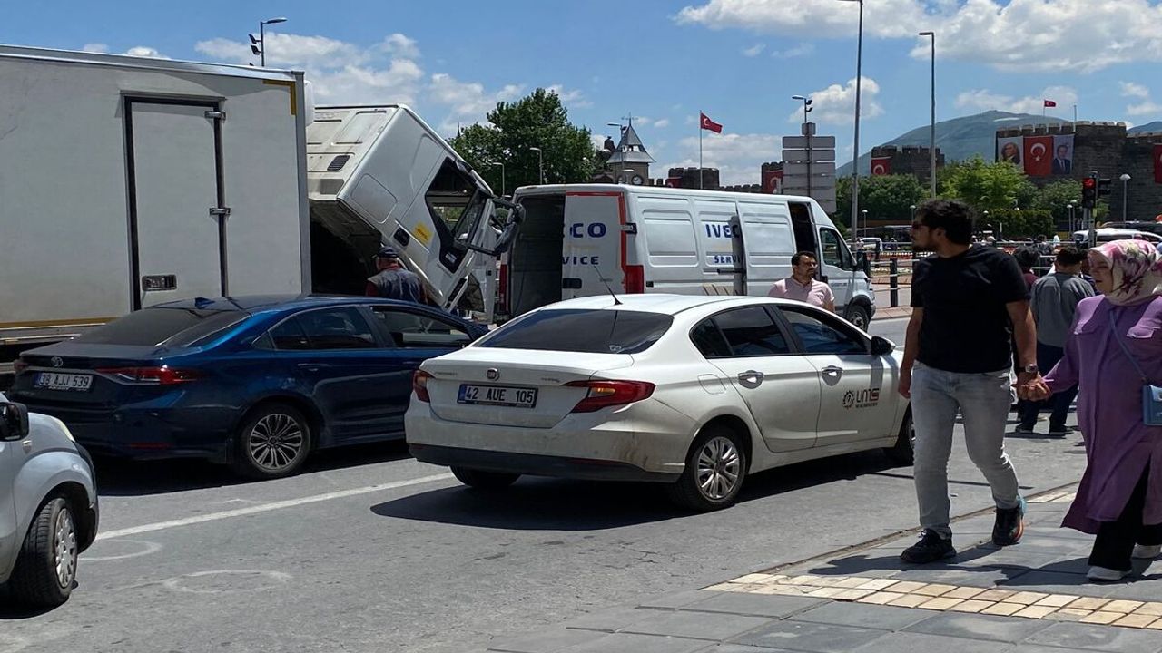 Son Dakika Kayseri Cumhuriyet Meydanında Kaza !