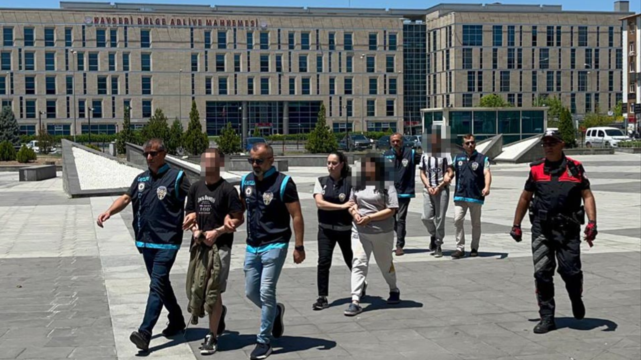 Kayseri’de 27 Yaşındaki Gencin Bıçakla Öldürülmesine İlişkin 1’i Kadın 3 Şüpheli Adliyeye Sevk Edildi