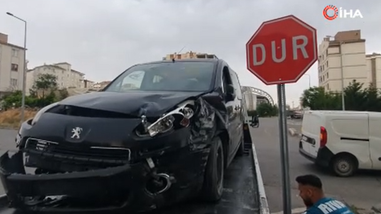 Kayseri'de 2 Araç Çarpıştı! 10 Kişi Yaralandı
