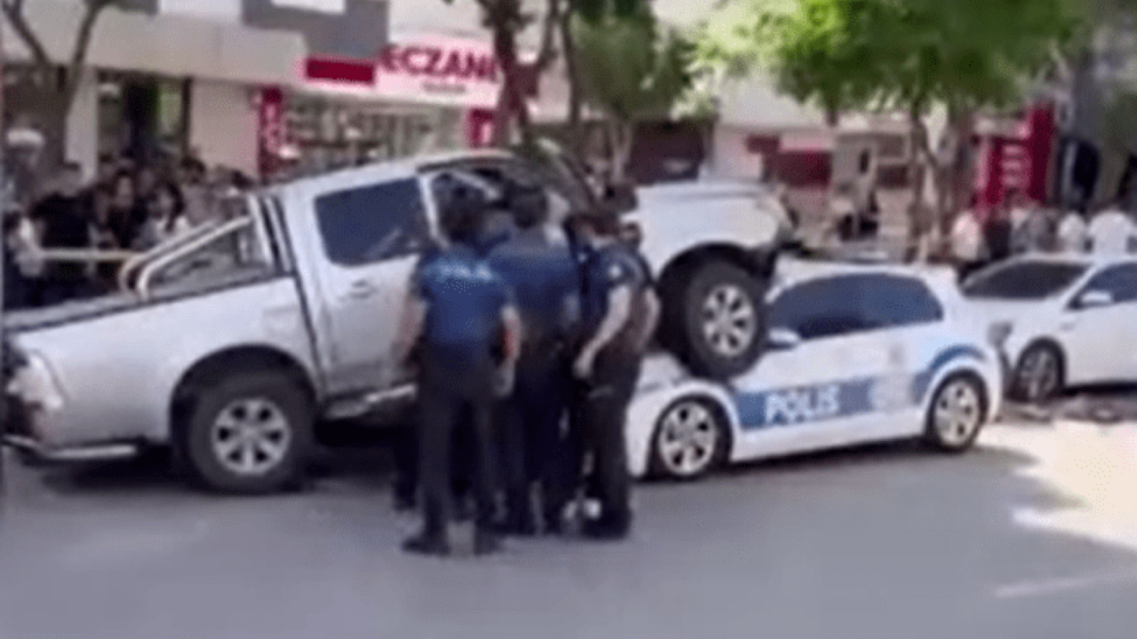 Korkunç Kaza! Kamyonet Polis Arabasının Üzerine Uçtu: Yaralılar Var