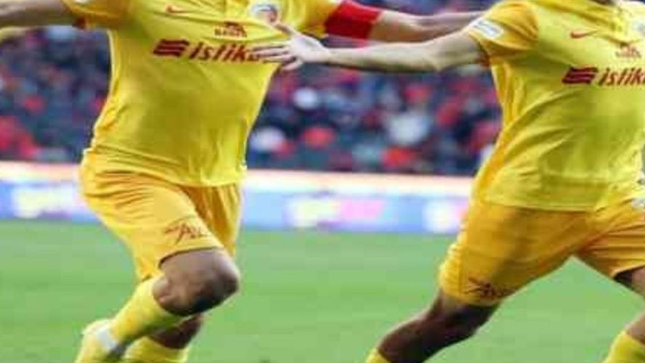 Kayserispor'lu Futbolcu Evlilik Yıl Dönümünü Kutladı