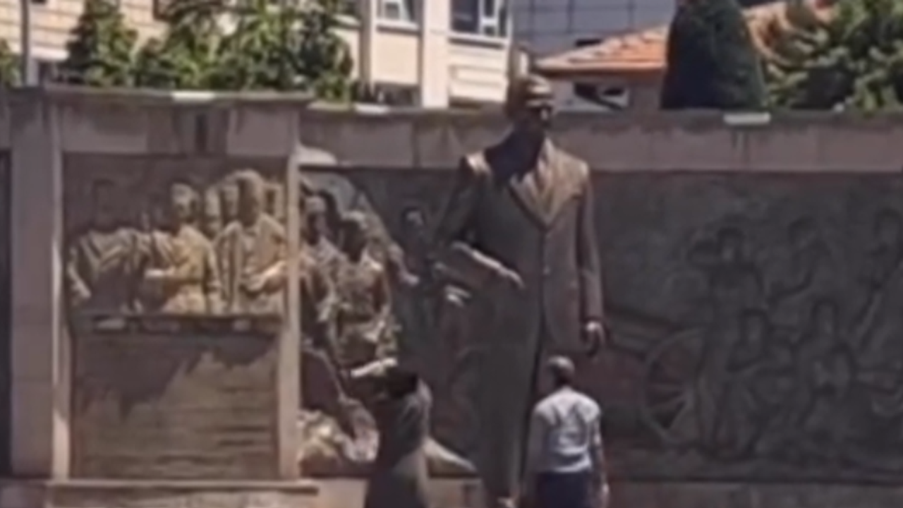 Kayseri Cumhuriyet Meydanı’nda Atatürk Anıtına Baltayla Saldırmışlardı! İşte İstenen Ceza…