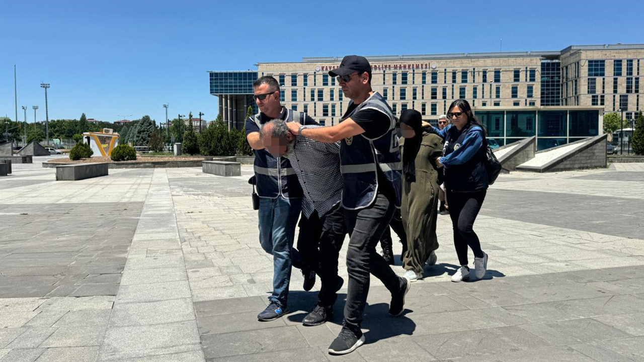 Kayseri’de Atatürk Heykeline Baltayla Saldıran Şahıslar Adliyede!