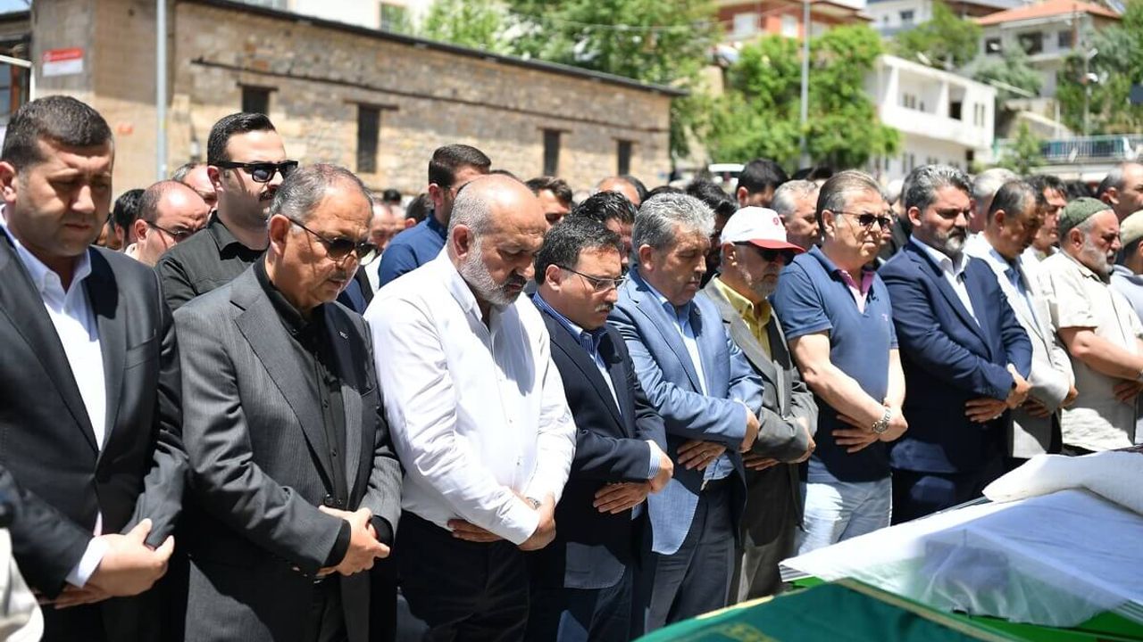 Kayserili Milletvekili Annesi İçin Son Görevini Yerine Getirdi!