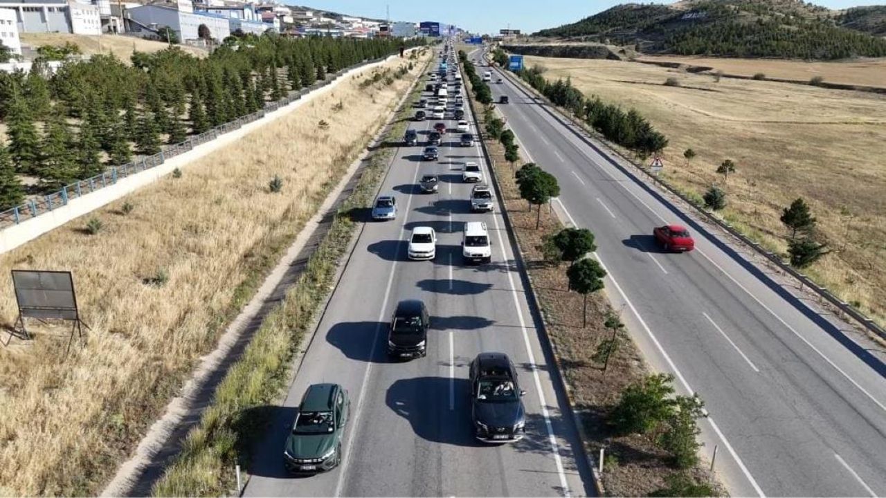Kayseri’ye Gelecekler Dikkat! O Bölgede Uzun Araç Kuyrukları Oluştu