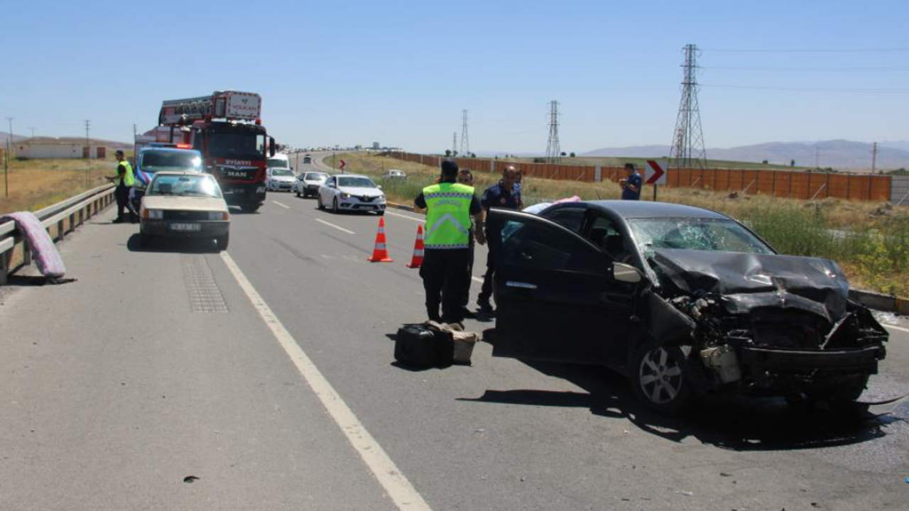 Kayseri’de Otomobil Biçerdövere Çarptı! Yaralılar Var