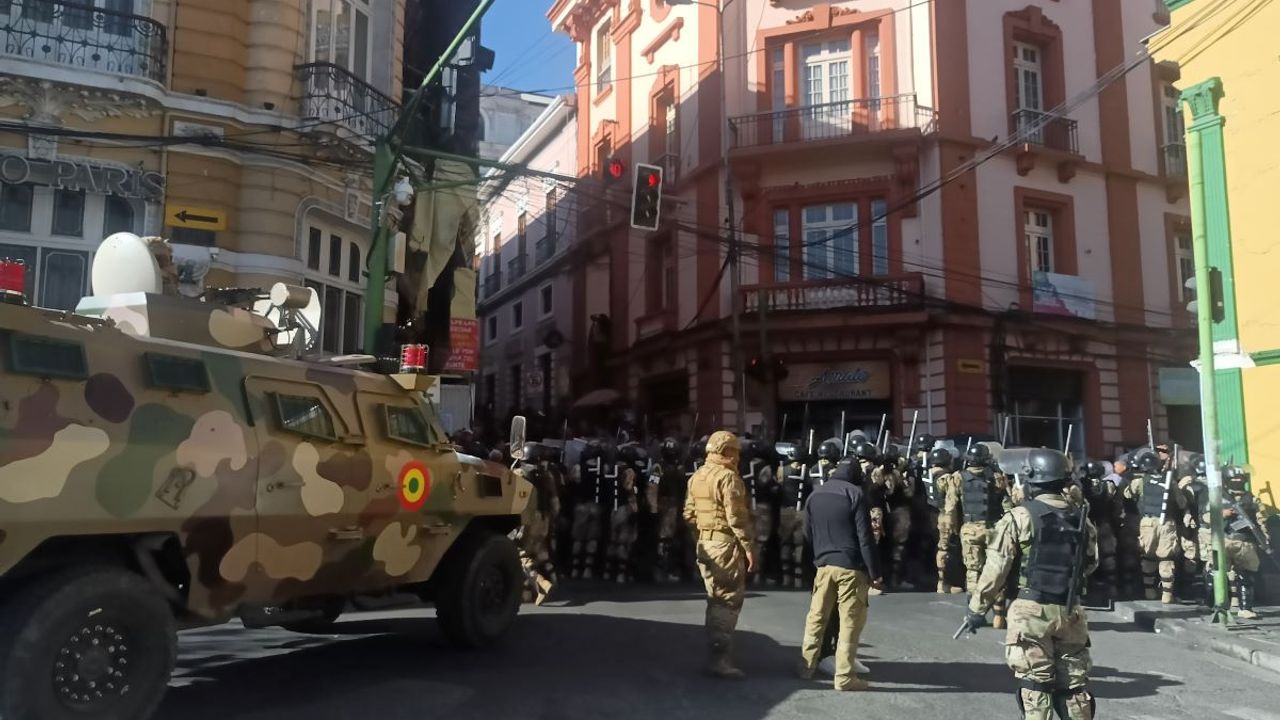 Güney Amerika Ülkesi'nde Askeri Darbe! Ordu Sokağa İndi!
