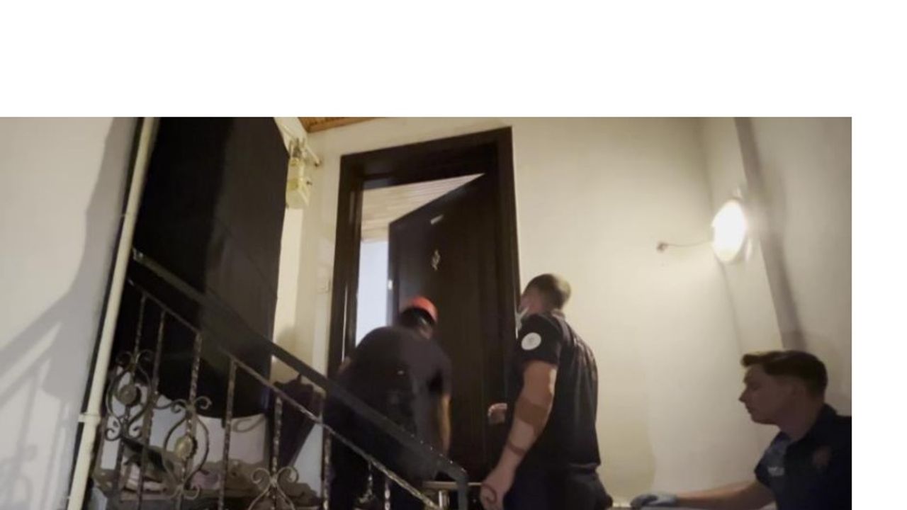 Eşi Terk Etti! Cesedin Kokusu Mahalleyi Sardı