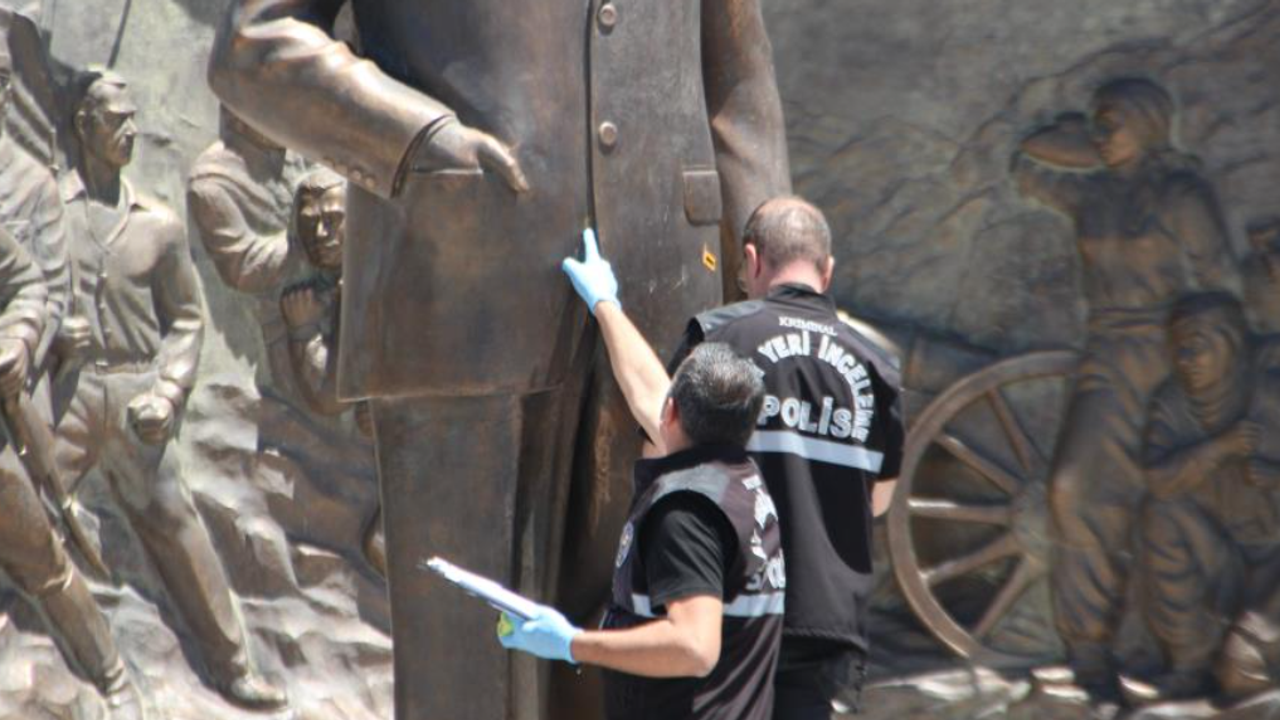 Kayseri Valiliği'nden Atatürk Heykeline Baltalı Saldırıyla İlgili Açıklama! Dayı -Yeğenlermiş
