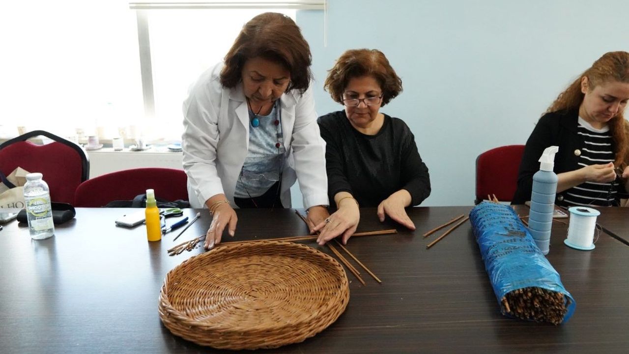 El Sanatları Kadınların Yüzünü Güldürüyor