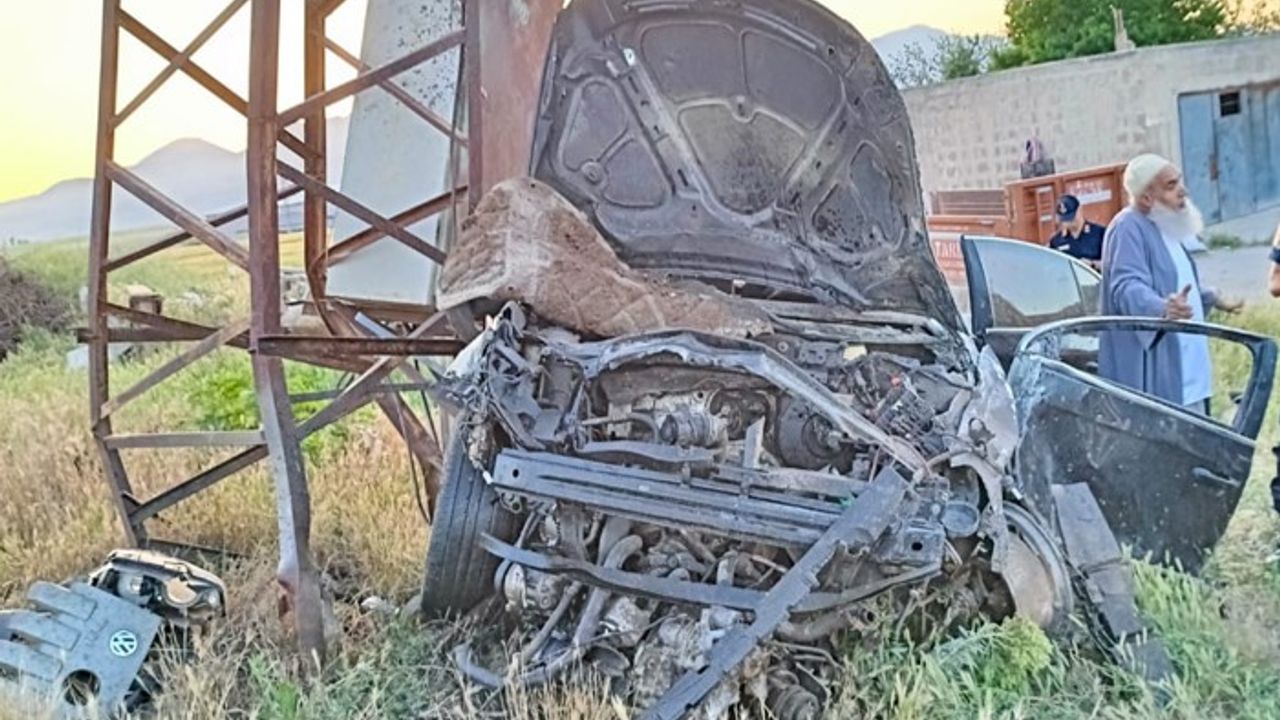 Elektrik Direğine Çarptı! 1 Ölü 3 Yaralı