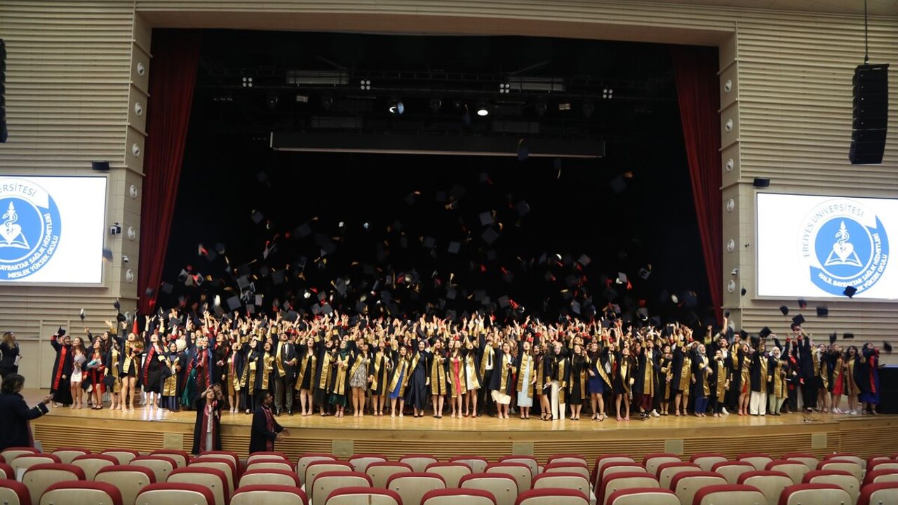 ERÜ'de Mezuniyet Sevinci Yaşandı