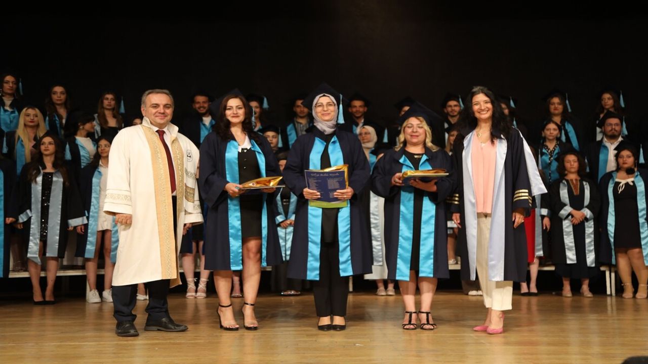 Güzel Sanatlar Fakültesi’nde Mezuniyet Heyecanı