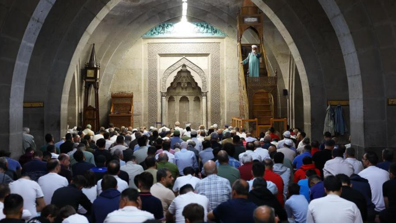 Kayserili Eski Bakan Hunat Camii’de Bayramlaştı